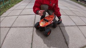 Рома с братом тестируют Монстер Трак Акула.Roma and his brother are testing the Monster Truck Shark