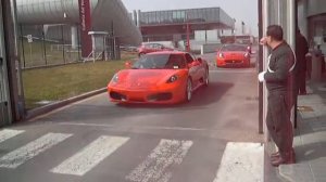 Ferrari уезжают с фабрики в Маранелло, Италия.