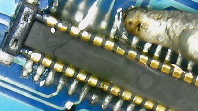 ПАЙКА СГНИВШЕГО КОННЕКТОРА дисплея под микроскопом смотреть онлайн