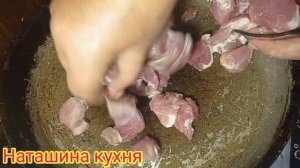 Тушёная капуста с мясом и грибами.