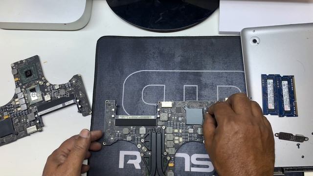 Macbook Pro 15" A1286 Logic Board Replacement (part 2) смотреть онлайн