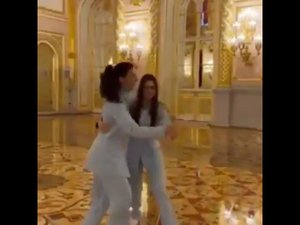 Лыжница Степанова станцевала с фигуристкой Валиевой в одном из залов Кремля