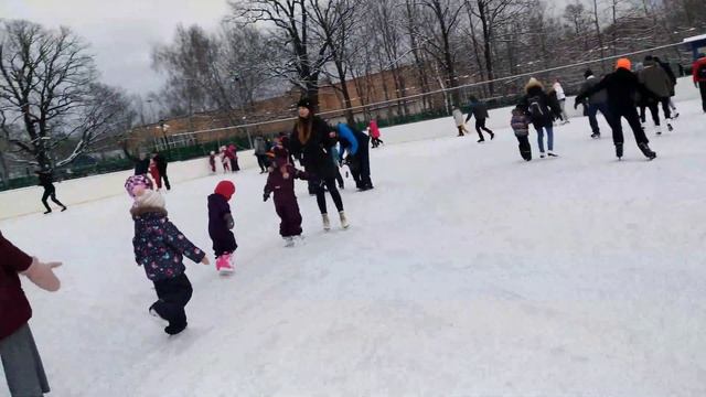 Александр а Трусов а ломает руку выполняя пятерной Аксель, точнее пятернёй а ? смотреть онлайн