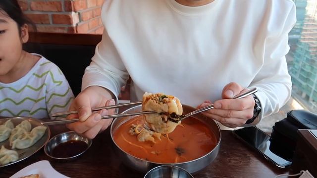 КОРЕЙСКАЯ ЛАПША КУКСИ И МАНДУ-СУП/ ОБЕДАЕМ ПО-КОРЕЙСКИ В СЕУЛЕ/ НИКОЛАЙ ПО-КОРЕЙСКИ