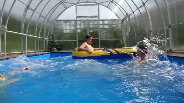 Бассейн в теплице.