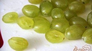 Салат с  рукколой, виноградом, горгонзолой и миндальными лепестками