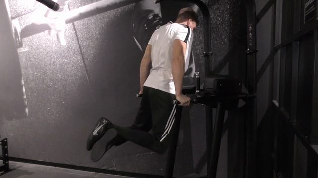 Krafttraining: Brusttraining Übung 4 - Dips (4) смотреть онлайн