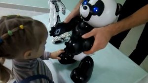 Лизунька на выставке роботов Робот Панда