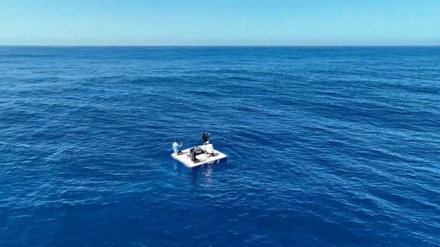 С братвой на надувном плоту далеко в океане смотреть онлайн