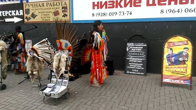 В Грозном у магазина Поиск, очень красивое выступление Индейцев смотреть онлайн