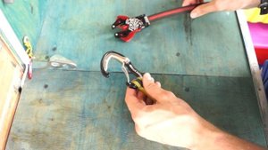 Kong Frog vs Kong Panic. Самозащелкивающийся карабин-удочка