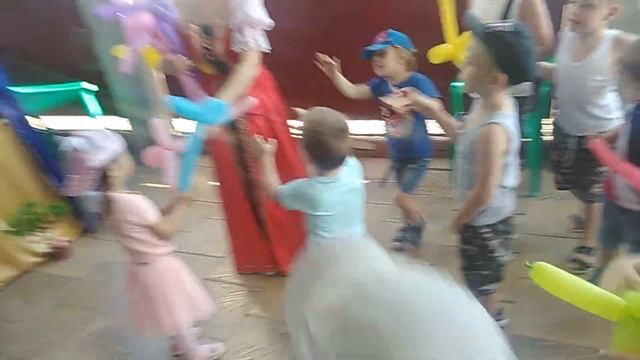 Позитивия 01 06 2019 Бой на мечах в детском саду активная игра на свежем воздухе смотреть онлайн