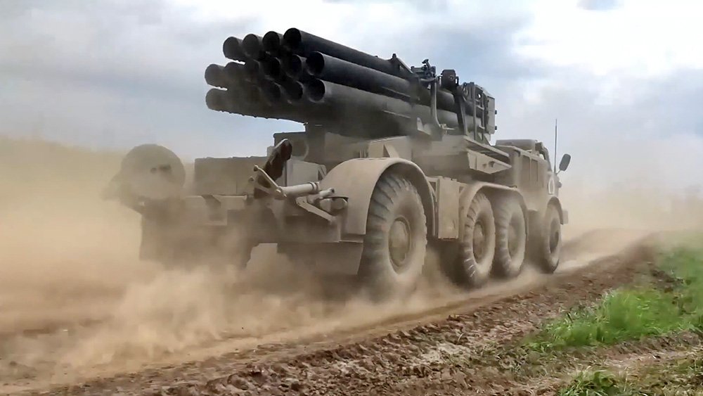 Минобороны показало кадры боевой работы РСЗО "Ураган" / События на ТВЦ
