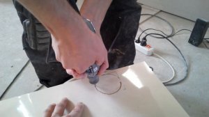 вырезаем отверстие дреммелем