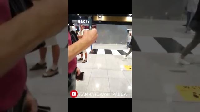 В Шереметьево семью камчатцев с ребенком инвалидом не впустили на рейс без маски смотреть онлайн