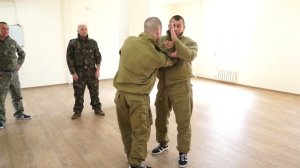 Освобождение от захвата за шею спереди