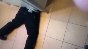 Прикол в школе парень застрял под дверью в туалете