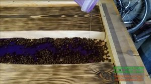 Заливка эпоксидной смолой кофейного зерна фиолетового цвета создавание объема кофейным слоем зерна