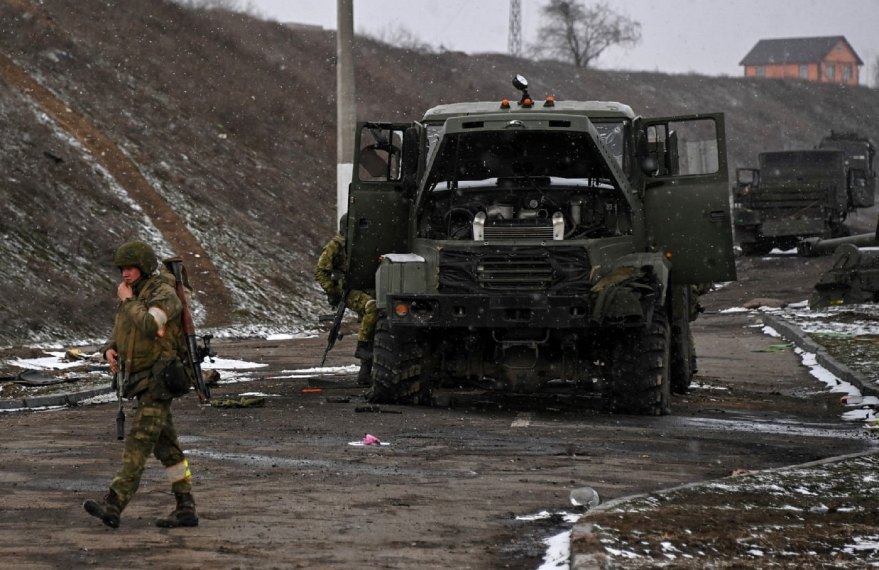 Разбитые и брошенные украинские военные колонны под Херсоном (25.02.2022 г.)