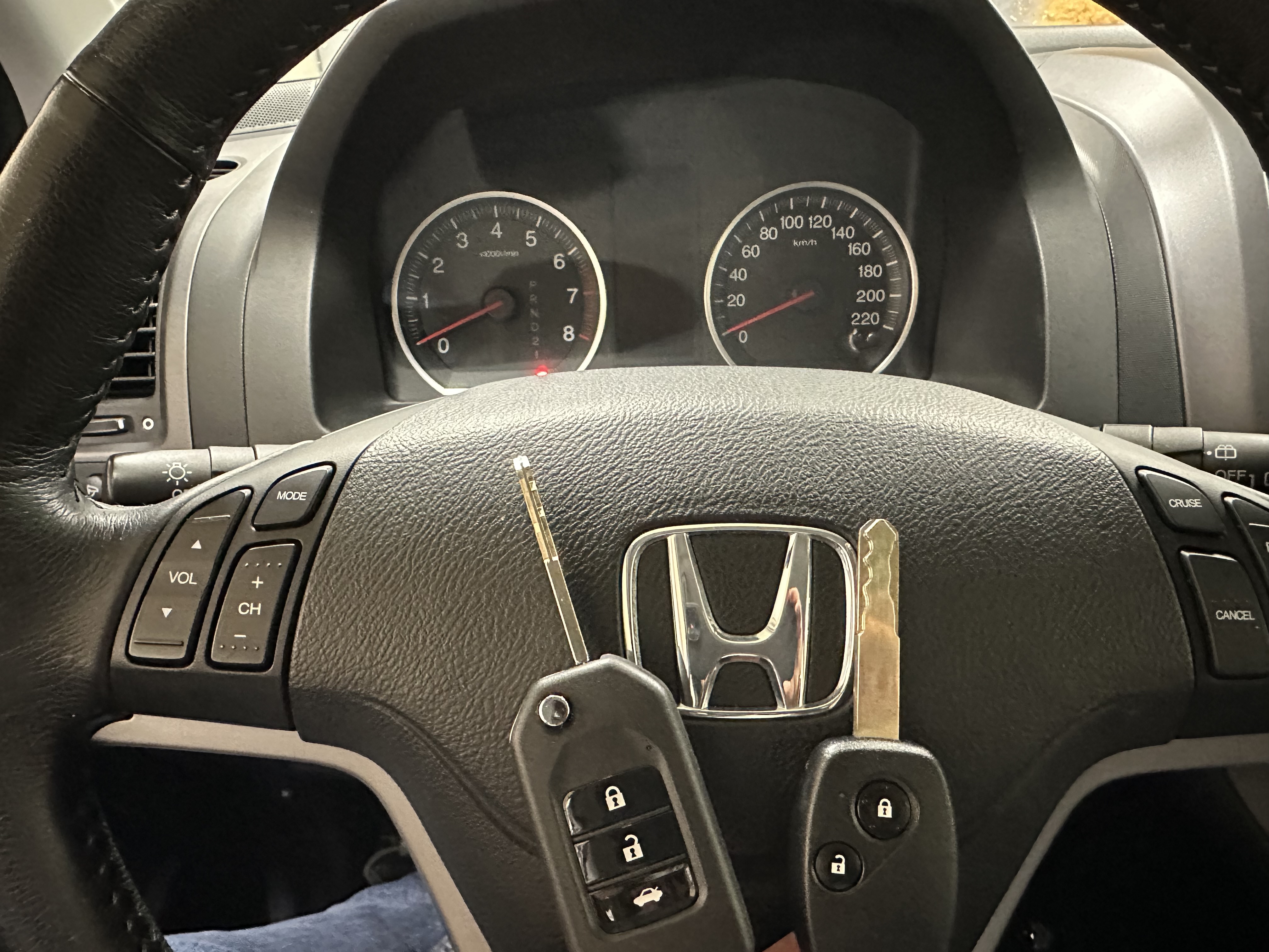 Изготовление выкидного ключа с кнопками Хонда срв 2008г.в., дубликат, нарезка, ремонт ключей
