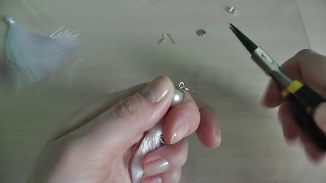 Белые серьги кисти своими руками