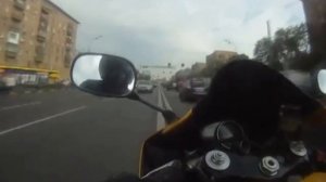 Мотоциклист летит по пробке в Москве