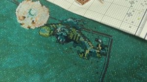 76.Вышивка Крестом. Как я пришиваю бисер на Мирабилиях, закрепляю нить и бэк ститч.