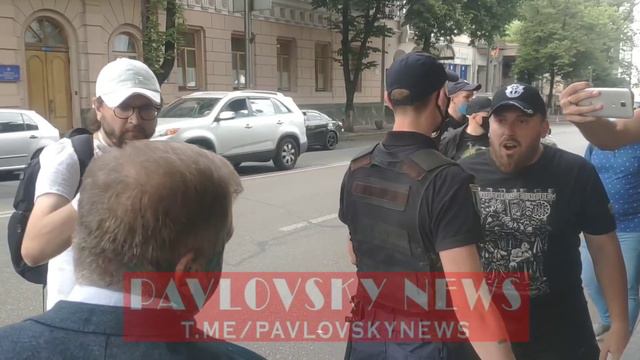 Нардепа Волошина облили зелёнкой. Он ударил обидчика