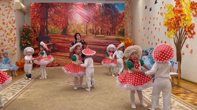 Осенние праздник.Танец Грибочки.Муз рук.Табассум Атхамовна.Воспитатель Лобар Гаератовна. смотреть онлайн