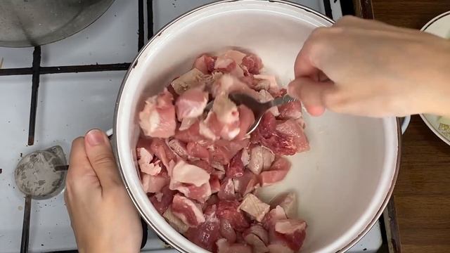 Гуляш из свинины с подливкой - вкусно, как в детстве