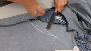 Как убрать дефекты посадки джинсов. #дефектыпосадки #ремонтодежды