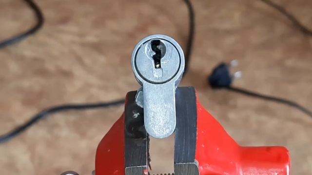 [ 55 ] ПРОБУЮ ОТЧИСТИТЬ КЛЕЙ В ЗАМОЧНОЙ СКВАЖИНЕ РАСТВОРИТЕЛЕМ КИСЛОТОЙ ПАЯЛЬНОЙ И НАГРЕВОМ КЛЮЧА смотреть онлайн