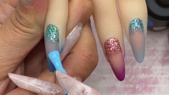 Самое скоростное омбре или градиент для тендового дизайна с блёстками у кутикулы и вуалью смотреть онлайн