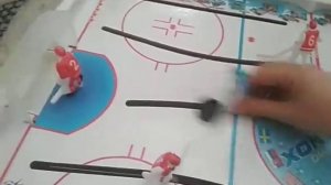 Как играть в настольный хоккей ???