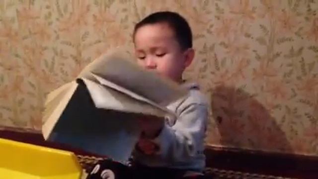 Али читает сказку (книга в руках "Три товарища") смотреть онлайн