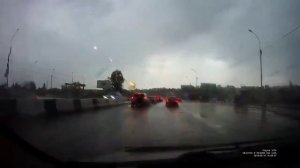 Молния ударила в машину