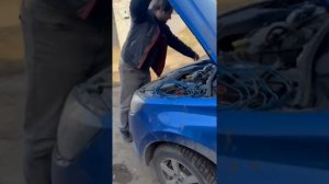 Подъемный кран и бревно