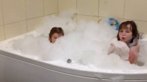 Огромная пена в ванной#Маргоша и Бэлла в пене!!!!!