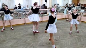 Открытый урок народного танца (середина зала).