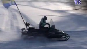 Гонки на снегоходах.