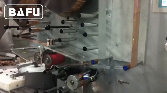 FWM-1200 упаковка карамели во флоупак в металлизированную плёнку. смотреть онлайн