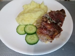 Куриные рулетики с сыром и огурцом.