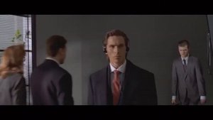 Кристиан Бейл идёт в наушниках слушая фонк