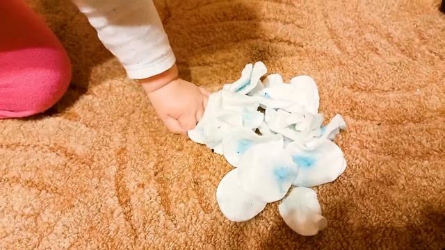 Убираем ПЛАСТЕЛИН с КОВРА вместе с Настей ? Умные Лягушата помогают ? смотреть онлайн