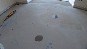 СМОТРЕТЬ ВСЕМ СТРОИТЕЛЯМ !!!  Подготовка стяжки пола под укладку паркета... ТЕСТ  НА ВОДОПОГЛАЩЕНИЕ