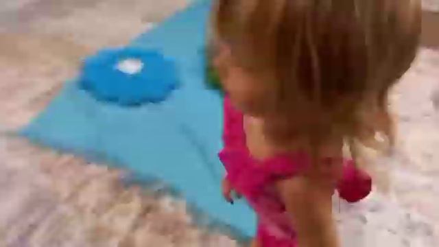 Гумибер. Двойняшки Алиса и Злата весёлые танцы с мишкой. Dance twins girls. Gummi bear. смотреть онлайн