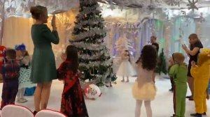 А на маскараде. Игра вокруг ёлки с ускорением. сл.и муз. С. Апасовой