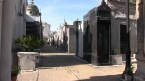Walking La Recoleta Cemetery (Buenos Aires)