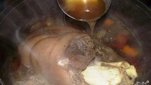 Свиная рулька в пиве с медом