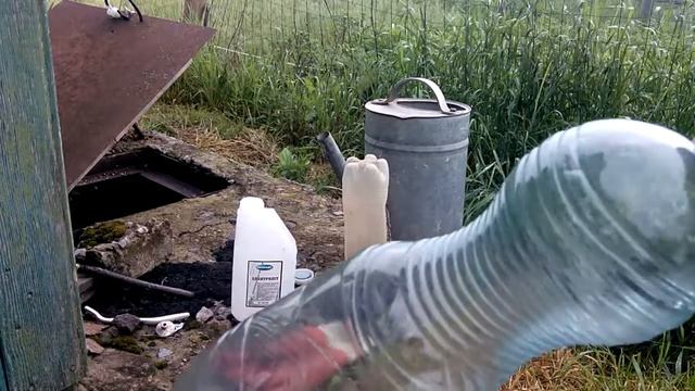 Процесс отмывания пластиковой бутылки от осадка